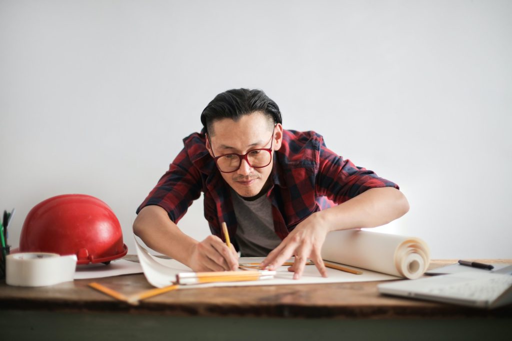 Advantages and disadvantages of the employee vs. contractor