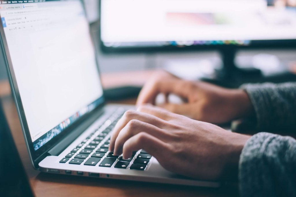 Pros and Cons of Virtual Assistants and Chatbots