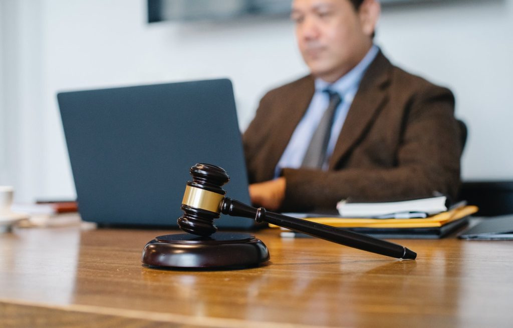 https://escalon.services/blog/as-a-business-owner-when-does-make-sense-to-hire-an-attorney-to-collect-on-unpaid-invoices/