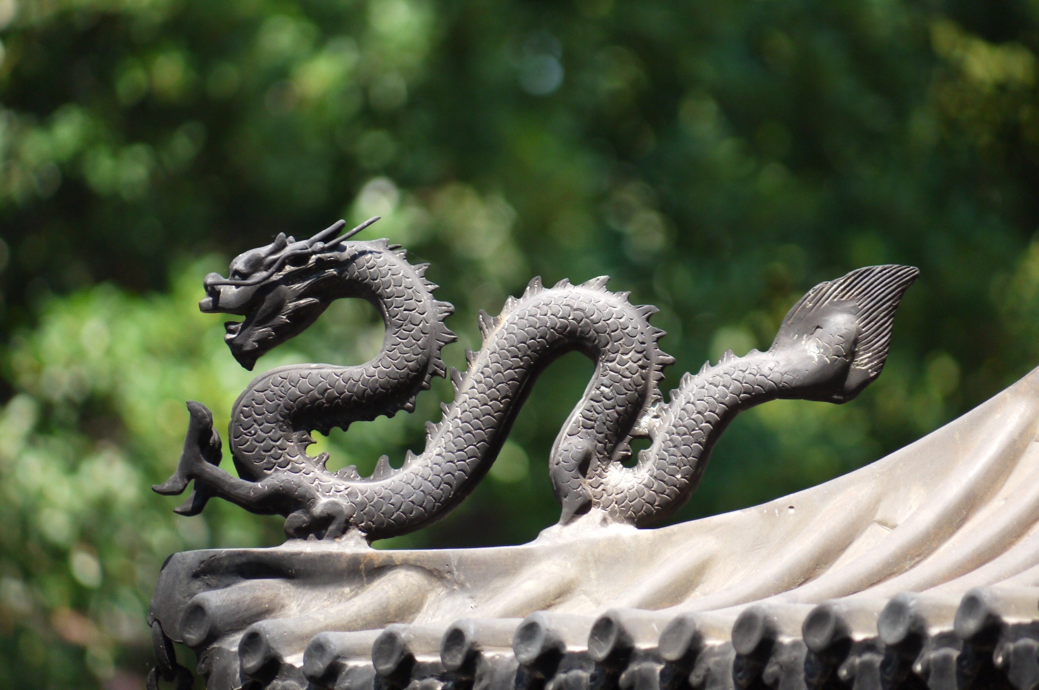 A gray dragon statue.