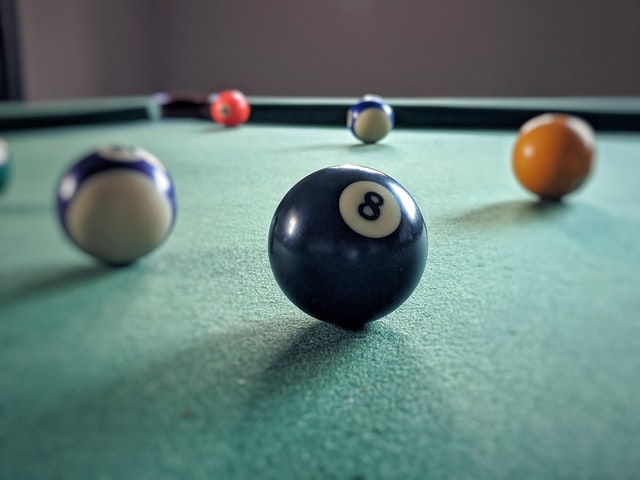 Snooker balls with “8” ball in focus